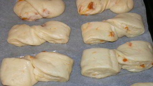 творожные витые булочки с курагой