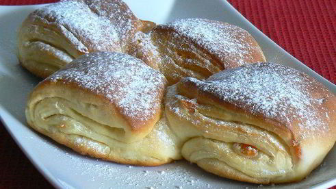 творожные витые булочки с курагой