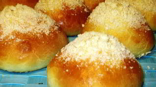 Воздушные булочки с шоколадной пастой и штрейзелем