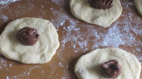 воздушные булочки с шоколадной пастой и штрейзелем