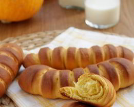 Воздушные тыквенные булочки на сгущенке