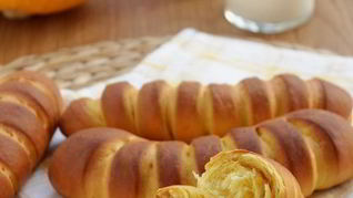 Воздушные тыквенные булочки на сгущенке