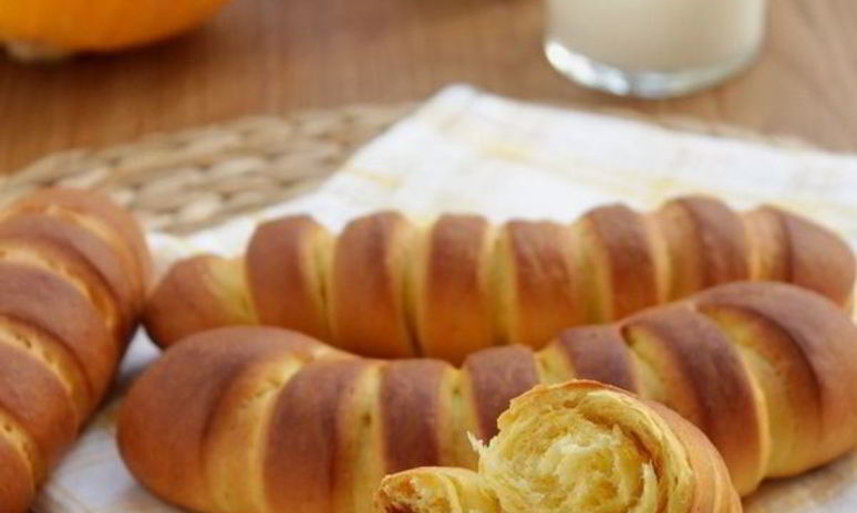 Рецепт воздушных тыквенных булочек на сгущенке