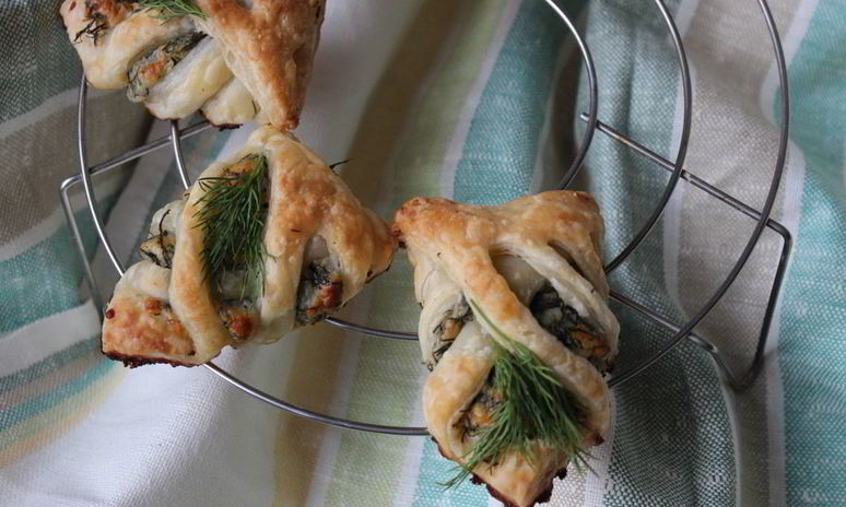 Рецепт быстрых слоек с брынзоя и зеленью