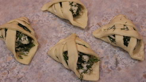 быстрые слойки с брынзой и зеленью