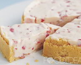 Белый шоколадный чизкейк с клубникой