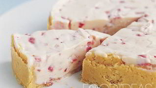 Белый шоколадный чизкейк с клубникой