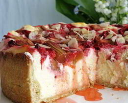 Чизкейк с ревенем и клубникой