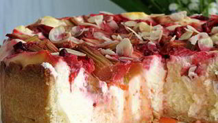 Чизкейк с ревенем и клубникой