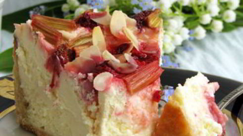 чизкейк с ревенем и клубникой