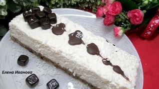 Йогуртовый чизкейк на корже из фиников и кешью