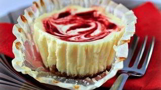 Капкейки — чизкейки с клубникой