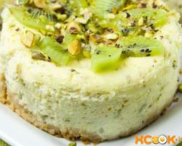 Порционные чизкейки с киви и фисташками