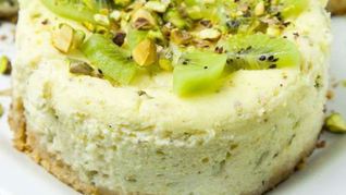 Порционные чизкейки с киви и фисташками