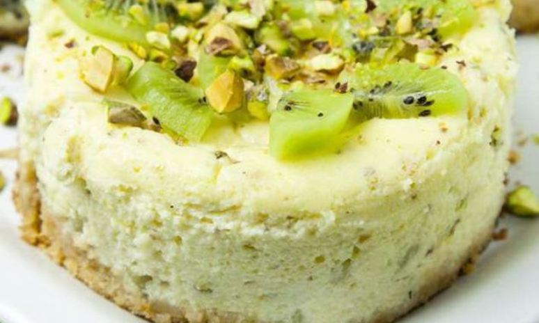 Рецепт порционных чизкейков с киви и фисташками