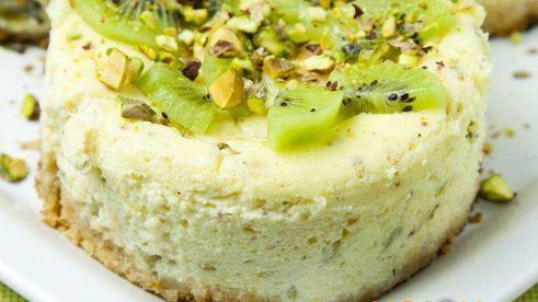 порционные чизкейки с киви и фисташками