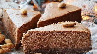 Шоколадный чизкейк с грецкими орехами и миндалем