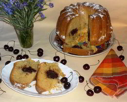 Кекс с черешней, шоколадом и орехами