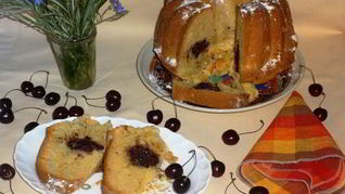 Кекс с черешней, шоколадом и орехами