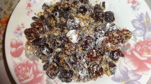 кекс с черешней, шоколадом и орехами