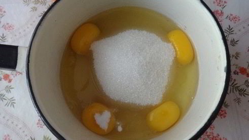 кекс с черешней, шоколадом и орехами