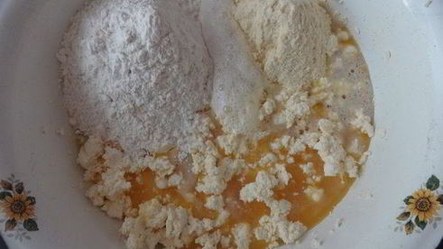 кекс с черешней, шоколадом и орехами