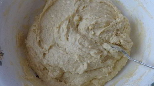 кекс с черешней, шоколадом и орехами