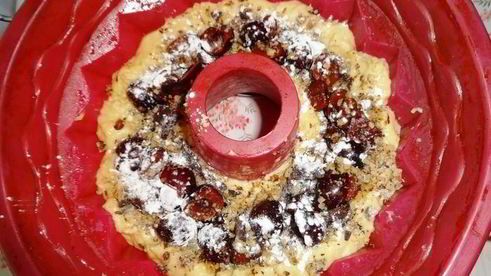 кекс с черешней, шоколадом и орехами