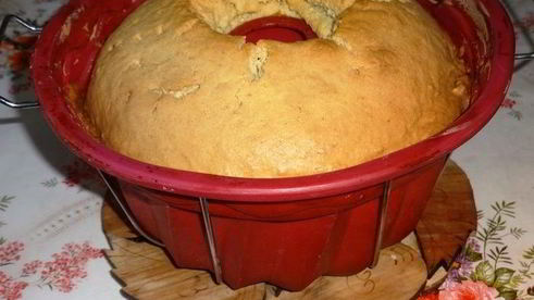 кекс с черешней, шоколадом и орехами