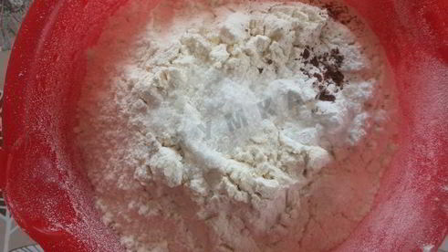 кекс с кусочками бананов и изюмом в коньяке