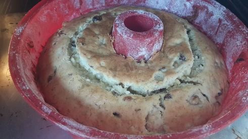 кекс с кусочками бананов и изюмом в коньяке