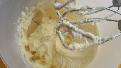 кекс с кусочками бананов и изюмом в коньяке