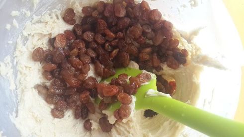 кекс с кусочками бананов и изюмом в коньяке