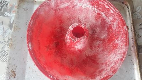 кекс с кусочками бананов и изюмом в коньяке