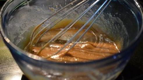 кекс с ягодой и карамельной глазурью