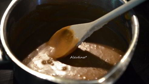 кекс с ягодой и карамельной глазурью