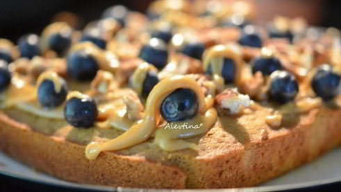 кекс с ягодой и карамельной глазурью