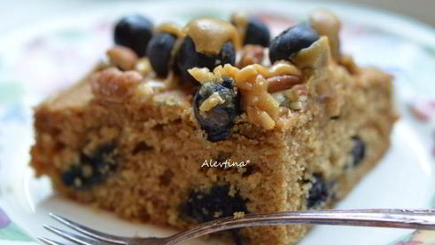 кекс с ягодой и карамельной глазурью