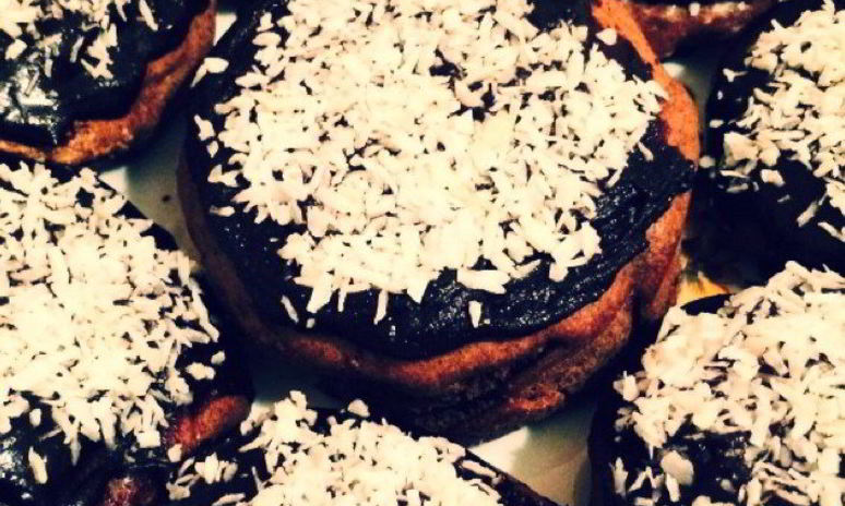 Рецепт шоколадного кекса с шоколадным соусом