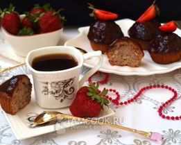 Шоколадные кексы с клубникой