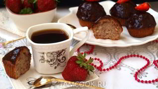 Шоколадные кексы с клубникой