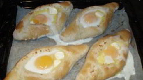 хачапури с яйцом и сыром