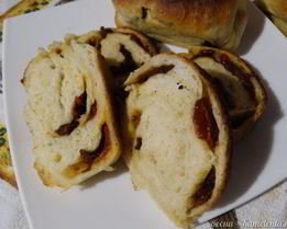 Дрожжевой хлеб с вялеными томатами