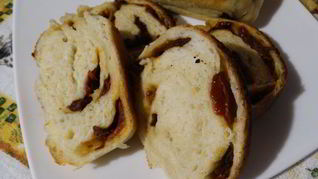 Дрожжевой хлеб с вялеными томатами