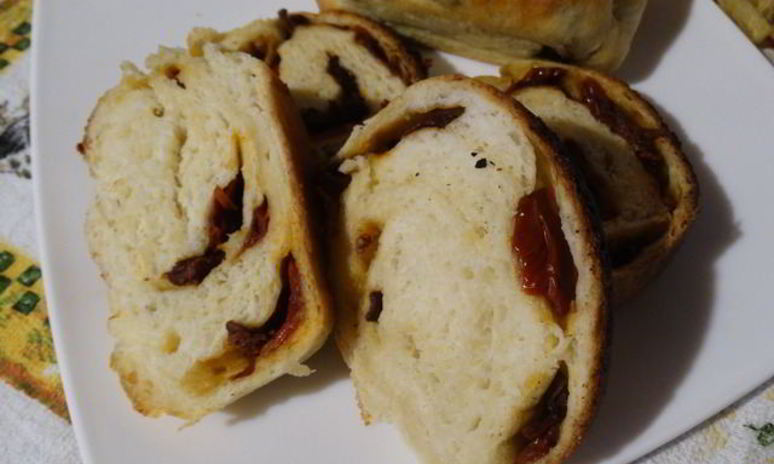 Рецепт дрожжевого хлеба с вялеными томатами