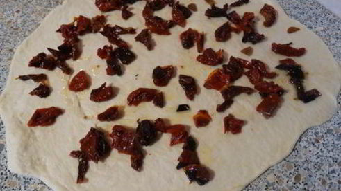 дрожжевой хлеб с вялеными томатами