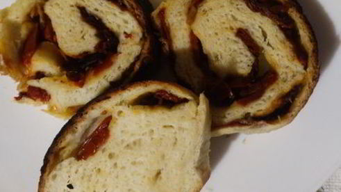 дрожжевой хлеб с вялеными томатами