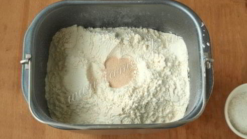 хлеб с паприкой и луком в хлебопечке