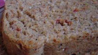 Хлеб с вялеными помидорами и базиликом