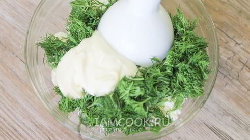 хлебцы с красной икрой и укропно-творожным муссом